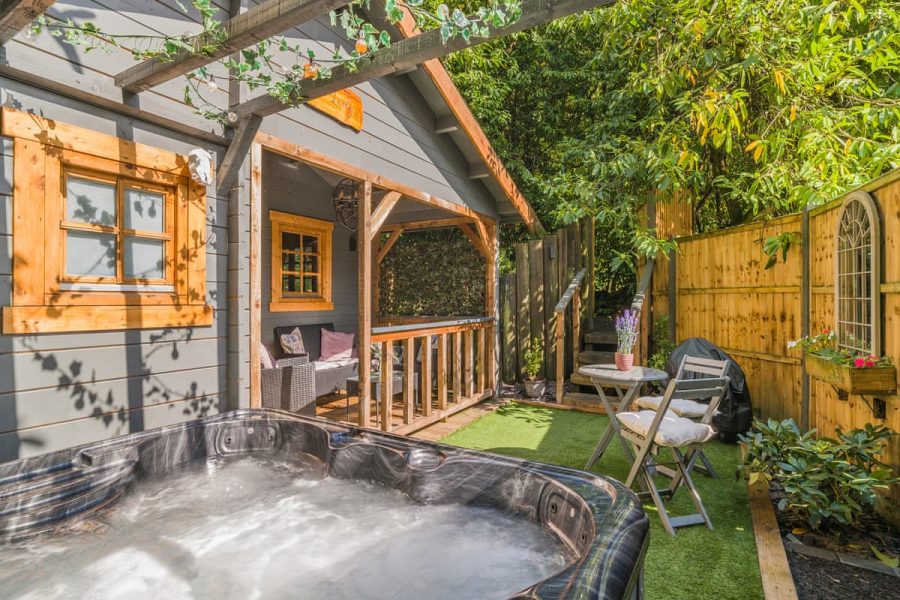 The Lodge at Coach House Holidays, lodge near Ringwood, Dorset